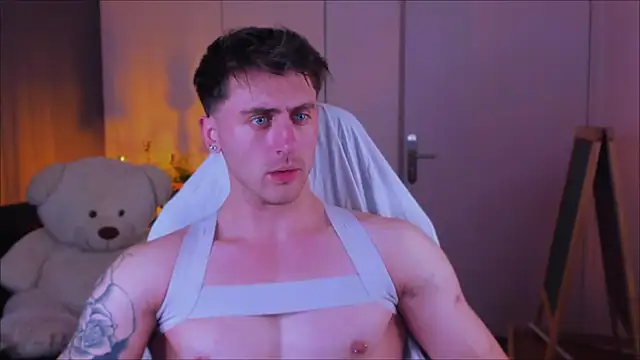 Snapshot of Oscar_Miller_ chatting on November 13, 9:36 pm Oscar Miller online show from November 13, 9:36 pm