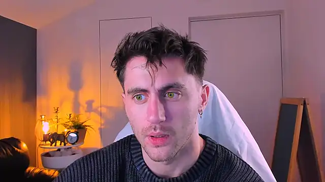 Snapshot of Oscar_Miller_ chatting on November 16, 9:42 pm Oscar Miller online show from November 16, 9:42 pm