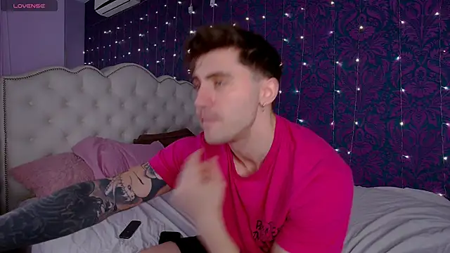 Snapshot of Oscar_Miller_ chatting on November 21, 9:02 pm Oscar Miller online show from November 21, 9:02 pm