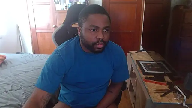 Snapshot of Breadwinnah chatting on June 5, 8:25 pm Breadwinnah online show from June 5, 8:25 pm