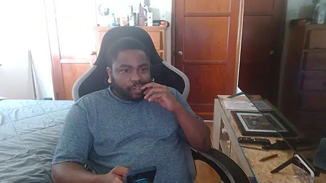 Snapshot of Breadwinnah chatting on June 20, 10:34 pm Breadwinnah online show from June 20, 10:34 pm