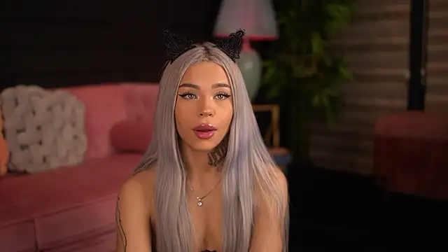 Snapshot of NickyBenz chatting on October 31, 6:53 pm NickyBenz online show from October 31, 6:53 pm