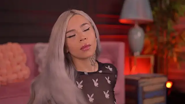 Snapshot of NickyBenz chatting on November 8, 7:01 pm NickyBenz online show from November 8, 7:01 pm