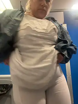 toomuchofafreak online show from February 10, 7:34 am