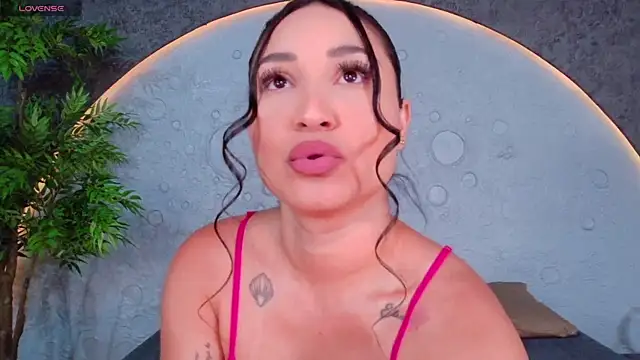 Snapshot of ReinaChloe chatting on May 19, 4:35 pm ReinaChloe online show from May 19, 4:35 pm