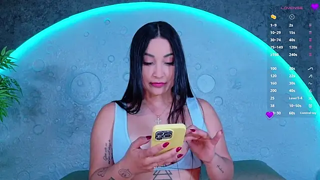 Snapshot of ReinaChloe chatting on June 20, 4:21 pm ReinaChloe online show from June 20, 4:21 pm