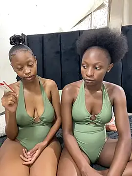 LonelyQueenxx25 online show from March 4, 8:37 pm