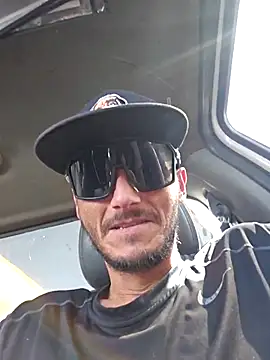 Snapshot of Romance32 chatting on October 8, 6:38 pm Romance32 online show from October 8, 6:38 pm