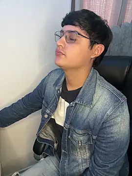 yesitwink  online show from April 8, 3:34 pm