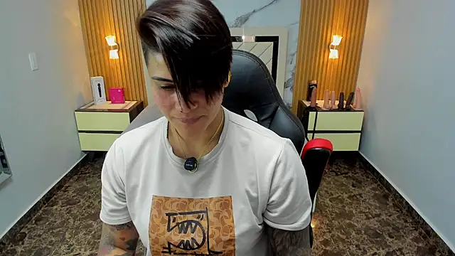 KAROLLJONES1 online show from March 6, 7:43 pm