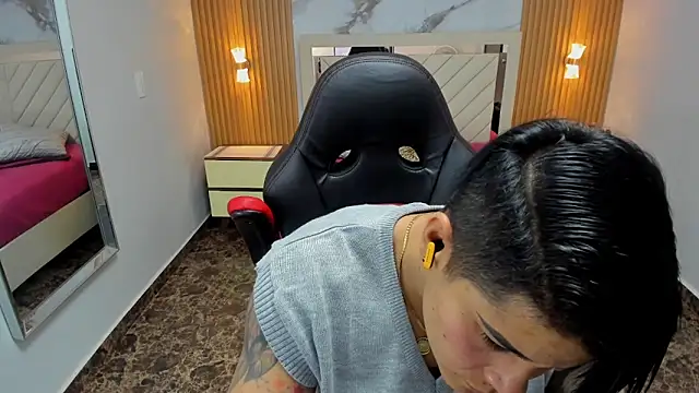 KAROLLJONES1 online show from March 25, 7:31 pm