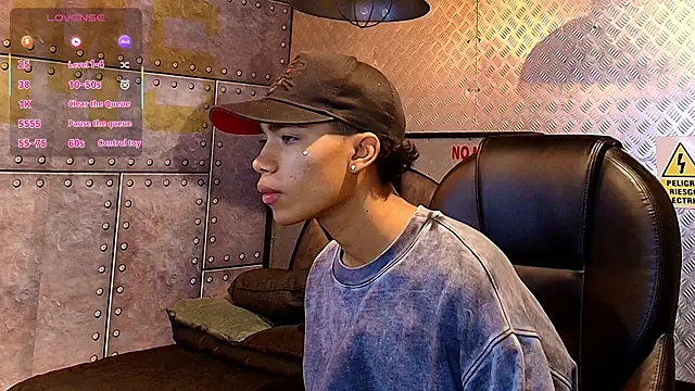 Snapshot of AlanCutee chatting on September 17, 11:23 am AlanCutee online show from September 17, 11:23 am