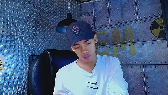 Snapshot of AlanCutee chatting on September 24, 11:24 am AlanCutee online show from September 24, 11:24 am