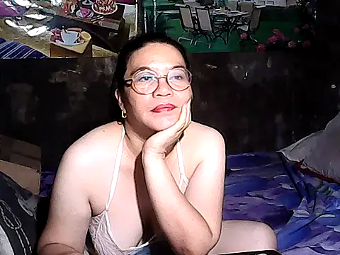 Snapshot of Adeline05 chatting on September 14, 9:25 pm Adeline05 online show from September 14, 9:25 pm