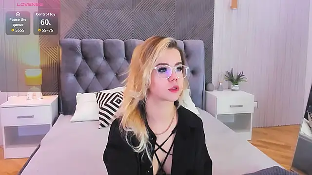 Snapshot of PrincessSlay chatting on October 14, 5:19 am PrincessSlay online show from October 14, 5:19 am