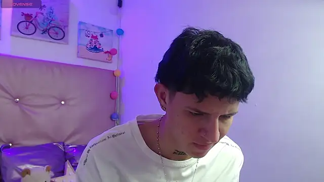 Snapshot of iam_lukas__ chatting on December 15, 6:45 pm iam lukas online show from December 15, 6:45 pm