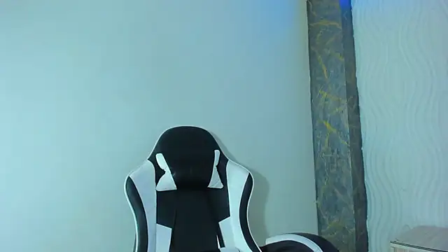 Snapshot of Raven_Rouge_ chatting on June 12, 12:37 pm Raven Rouge online show from June 12, 12:37 pm