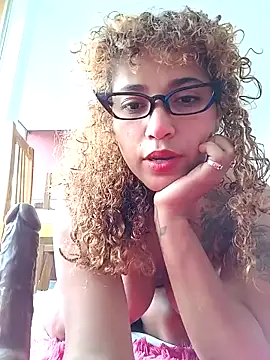 Snapshot of Vikyvoyeur chatting on November 17, 7:52 pm Vikyvoyeur online show from November 17, 7:52 pm