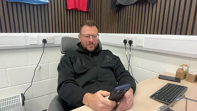 Snapshot of bilf1978 chatting on February 16, 6:42 am bilf1978 online show from February 16, 6:42 am