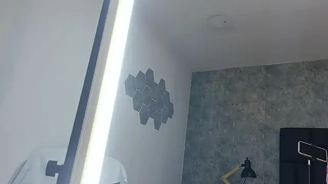 crystaldarliing online show from April 13, 4:23 pm