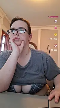 queenpeaches121 online show from April 2, 11:30 am