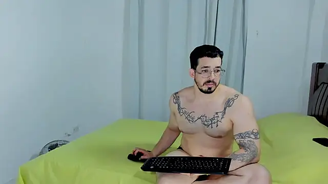 Hunter Hoott online show from December 18, 2:17 am