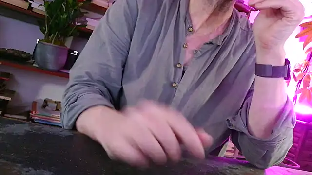 Snapshot of yvanbonar chatting on October 18, 7:53 am yvanbonar online show from October 18, 7:53 am