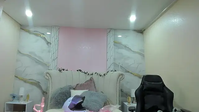 Snapshot of EmmaStonns chatting on April 30, 12:44 pm EmmaStonns online show from April 30, 12:44 pm
