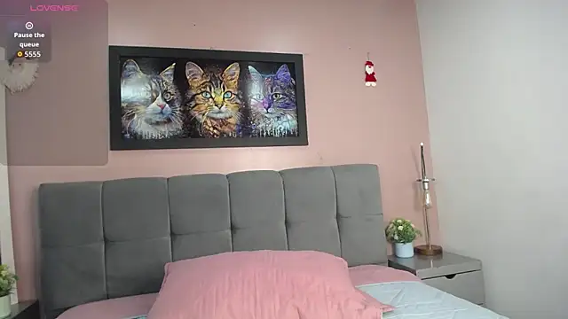 Snapshot of tiiny_emilly chatting on December 5, 8:49 pm tiiny emilly online show from December 5, 8:49 pm