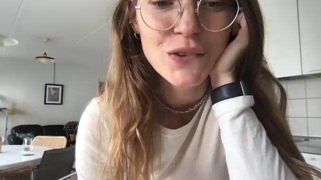 Snapshot of Scorpion_Peach chatting on September 18, 9:22 am Scorpion Peach online show from September 18, 9:22 am