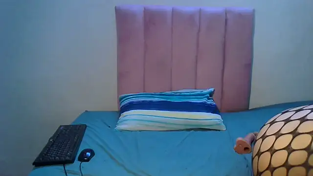 Snapshot of RoxyLuv77 chatting on October 16, 10:44 pm RoxyLuv77 online show from October 16, 10:44 pm