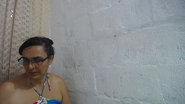 Snapshot of gabbyparker_ chatting on April 30, 10:47 pm gabbyparker online show from April 30, 10:47 pm