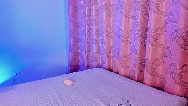 Snapshot of riley_bensongh chatting on October 29, 10:11 pm riley bensongh online show from October 29, 10:11 pm