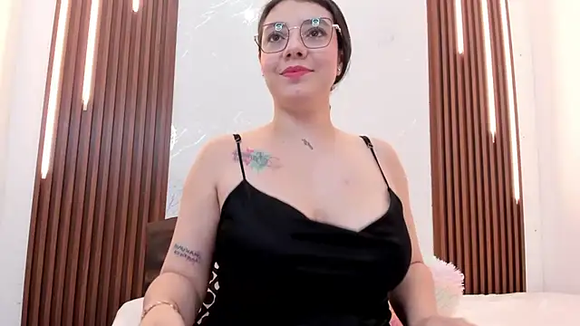 Snapshot of CarolinaMejia chatting on December 3, 4:05 pm CarolinaMejia online show from December 3, 4:05 pm