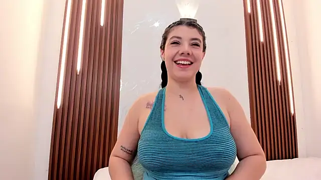 Snapshot of CarolinaMejia chatting on December 16, 5:18 pm CarolinaMejia online show from December 16, 5:18 pm