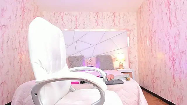 Snapshot of Emily_Whinfre chatting on October 2, 8:27 pm Emily Whinfre online show from October 2, 8:27 pm