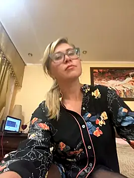Snapshot of Crystal00Girl chatting on September 29, 8:35 pm Crystal00Girl online show from September 29, 8:35 pm