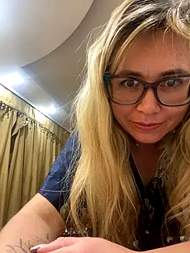 Snapshot of Crystal00Girl chatting on October 9, 12:19 am Crystal00Girl online show from October 9, 12:19 am