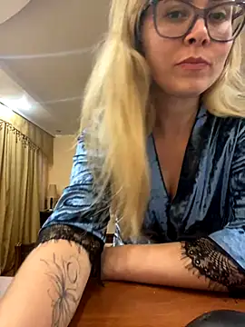 Snapshot of Crystal00Girl chatting on October 18, 9:04 pm Crystal00Girl online show from October 18, 9:04 pm