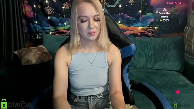 Snapshot of CrystalGirl99 chatting on March 2, 8:10 am CrystalGirl99 online show from March 2, 8:10 am