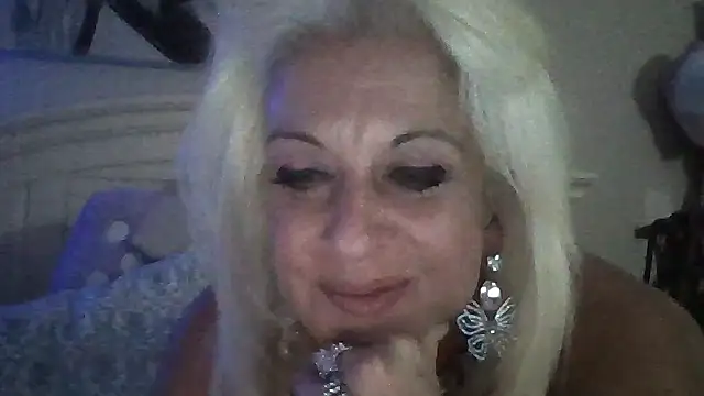 Snapshot of StacysMomXOXO chatting on October 22, 3:29 am StacysMomXOXO online show from October 22, 3:29 am