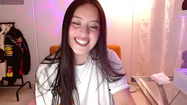 Snapshot of madissooon__ chatting on July 4, 3:02 am madissooon online show from July 4, 3:02 am