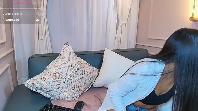 Nahomi key  online show from November 21, 7:45 pm