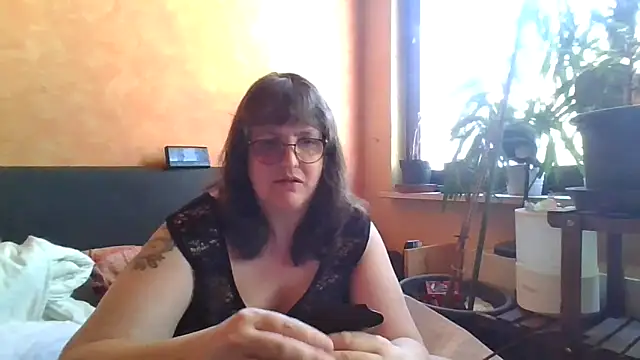 ladyfrombonn online show from April 8, 1:33 pm