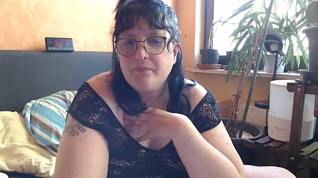 ladyfrombonn online show from April 19, 2:05 pm