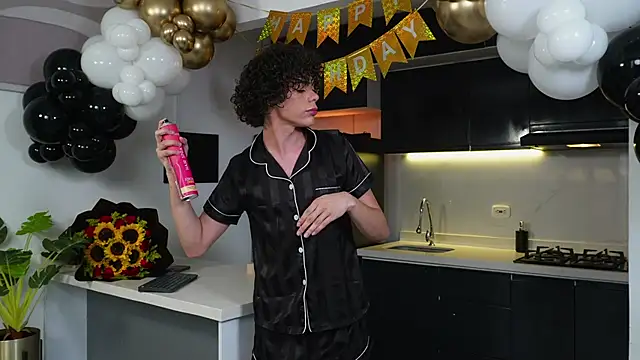 Snapshot of Timmyshy_ chatting on December 14, 8:35 pm Timmyshy online show from December 14, 8:35 pm