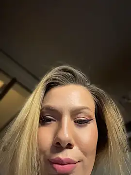 Snapshot of emmasweett11 chatting on July 15, 7:52 pm emmasweett11 online show from July 15, 7:52 pm