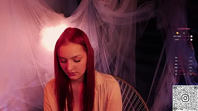 Snapshot of GildedKitten chatting on November 18, 7:29 pm GildedKitten online show from November 18, 7:29 pm