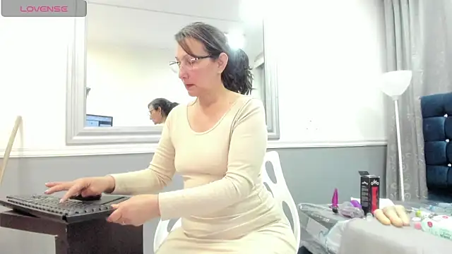 Snapshot of Oriana_Jhonson chatting on June 12, 3:49 am Oriana Jhonson online show from June 12, 3:49 am