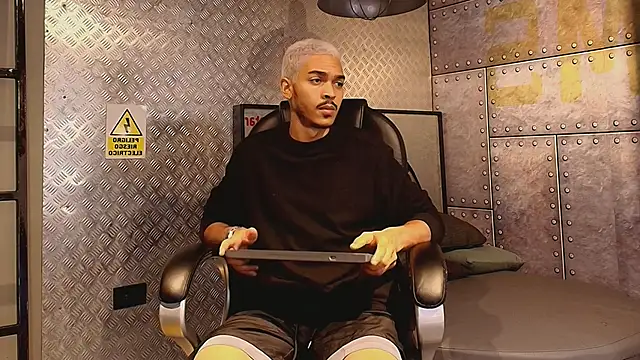 Snapshot of MarcusRain_ chatting on September 26, 4:05 am MarcusRain online show from September 26, 4:05 am